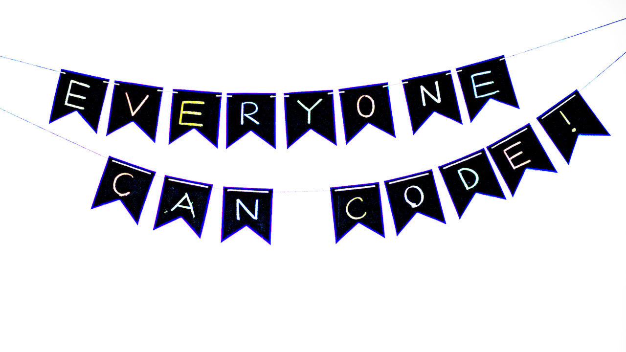 every one can code!と書いてあるフラッグ